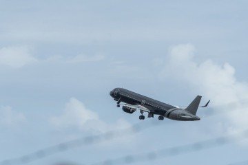 Um avião com destino aos Países Baixos, transportando passageiros evacuados do navio de cruzeiro MV Hondius, de bandeira holandesa e atingido por um surto de hantavírus, decola do aeroporto de Tenerife Sur-Reina Sofia, na ilha de Tenerife, no arquipélago espanhol das Canárias, em 10 de maio de 2026 - (crédito: ANTONIO SEMPERE / AFP) Um avião com destino aos Países Baixos, transportando passageiros evacuados do navio de cruzeiro MV Hondius, de bandeira holandesa e atingido por um surto de hantavírus, decola do aeroporto de Tenerife Sur-Reina Sofia, na ilha de Tenerife, no arquipélago espanhol das Canárias, em 10 de maio de 2026 - (crédito: ANTONIO SEMPERE / AFP)