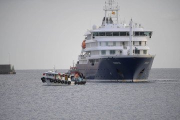 Navio cruzou o Atlântico tendo a bordo 150 pessoas de 19 nacionalidades enfrentando um surto de um vírus letal -  (crédito:  AFP)