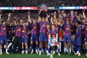 Elenco do Barcelona faz a festa após garantir 29ª taça do Campeonato Espanhol, conquistada com vitória por 2 x 0 diante do Real Madrid, neste domingo (10/5)       -  (crédito:  AFP)