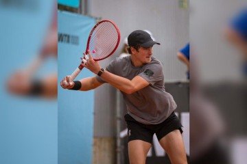 O tenista brasileiro foi derrotado pelo sérvio Hamad Medjedovic na estreia do Roma Open, no sábado (9/5). -  (crédito: Reprodução/Instagram @joaoffonseca)