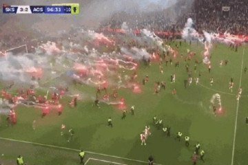 Torcedores do Slavia invadem o gramado nos minutos finais, e partida é suspensa -  (crédito: Foto: Reprodução)