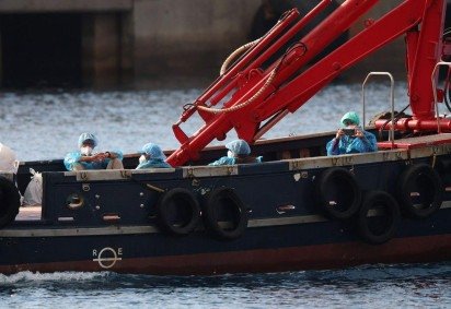 Passageiros do navio de cruzeiro MV Hondius aguardam na pista do aeroporto de Tenerife Sul, em Tenerife -  (crédito: BBC) -Passageiros do navio de cruzeiro MV Hondius aguardam na pista do aeroporto de Tenerife Sul, em Tenerife -  (crédito: BBC)