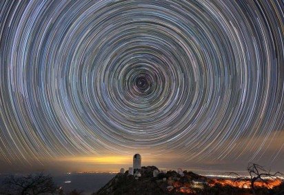 Esta pequena seção do mapa mostra galáxias e quasares acima e abaixo do plano da Via Láctea. O círculo ampliado mostra a estrutura em grande escala do universo. A Terra está no centro dos ângulos, e o espaço preto marca onde nossa galáxia oculta objetos distantes -  (crédito: Claire Lamman/DESI) -Esta pequena seção do mapa mostra galáxias e quasares acima e abaixo do plano da Via Láctea. O círculo ampliado mostra a estrutura em grande escala do universo. A Terra está no centro dos ângulos, e o espaço preto marca onde nossa galáxia oculta objetos distantes -  (crédito: Claire Lamman/DESI)