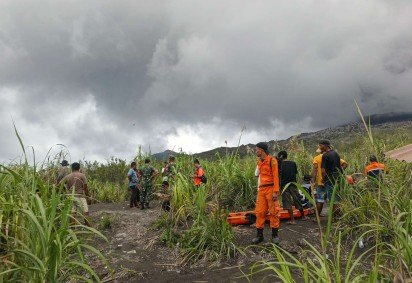 Uma foto divulgada em 8 de maio de 2026 pela Agência Nacional de Busca e Resgate da Indonésia (BASARNAS) mostra equipes de resgate de prontidão após a erupção do vulcão Monte Dukono, em Halmahera Norte, Maluku do Norte -  (crédito: HANDOUT / NATIONAL SEARCH AND RESCUE AGENCY (BASARNAS) / AFP)