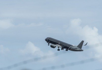 Um avião com destino aos Países Baixos, transportando passageiros evacuados do navio de cruzeiro MV Hondius, de bandeira holandesa e atingido por um surto de hantavírus, decola do aeroporto de Tenerife Sur-Reina Sofia, na ilha de Tenerife, no arquipélago espanhol das Canárias, em 10 de maio de 2026       -  (crédito: ANTONIO SEMPERE / AFP) -Um avião com destino aos Países Baixos, transportando passageiros evacuados do navio de cruzeiro MV Hondius, de bandeira holandesa e atingido por um surto de hantavírus, decola do aeroporto de Tenerife Sur-Reina Sofia, na ilha de Tenerife, no arquipélago espanhol das Canárias, em 10 de maio de 2026       -  (crédito: ANTONIO SEMPERE / AFP)