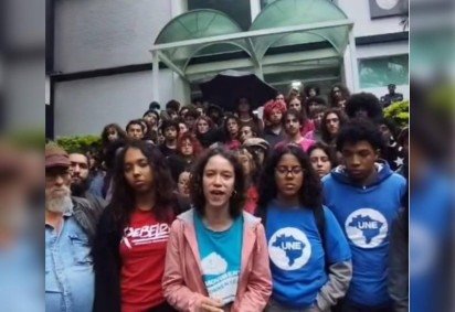 Na manhã deste domingo (10/5), os estudantes também realizaram um protesto em frente ao 7º Distrito Policial, em São Paulo, em apoio aos alunos detidos durante a desocupação -  (crédito: Reprodução/Instagram @dceusp)