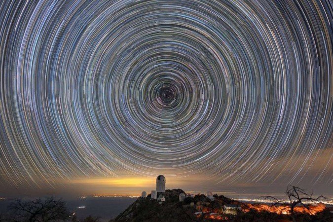 Esta pequena seção do mapa mostra galáxias e quasares acima e abaixo do plano da Via Láctea. O círculo ampliado mostra a estrutura em grande escala do universo. A Terra está no centro dos ângulos, e o espaço preto marca onde nossa galáxia oculta objetos distantes - (crédito: Claire Lamman/DESI) Esta pequena seção do mapa mostra galáxias e quasares acima e abaixo do plano da Via Láctea. O círculo ampliado mostra a estrutura em grande escala do universo. A Terra está no centro dos ângulos, e o espaço preto marca onde nossa galáxia oculta objetos distantes - (crédito: Claire Lamman/DESI)