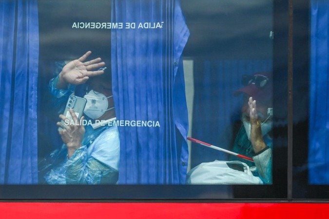 Passageiros do MV Hondius a bordo de ônibus militar, em Tenerife - (crédito: Jorge Guerrero/AFP) Passageiros do MV Hondius a bordo de ônibus militar, em Tenerife - (crédito: Jorge Guerrero/AFP)