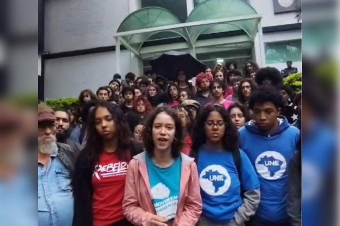 Na manhã deste domingo (10/5), os estudantes também realizaram um protesto em frente ao 7º Distrito Policial, em São Paulo, em apoio aos alunos detidos durante a desocupação -  (crédito: Reprodução/Instagram @dceusp)