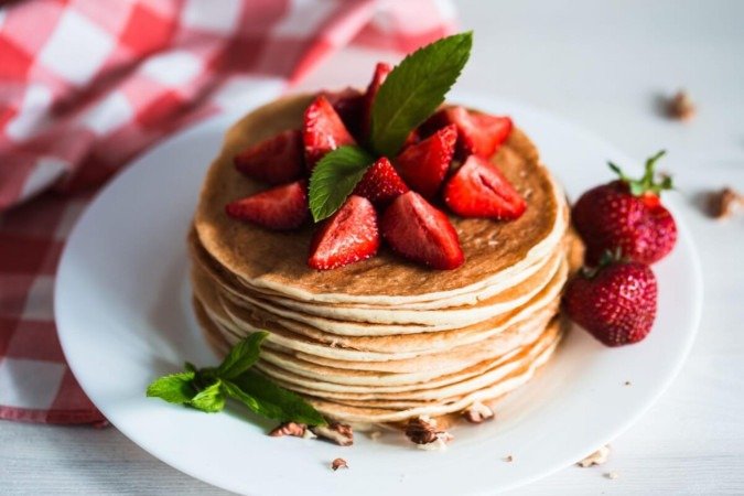 Panquecas com morango (Imagem: Ollinka | Shutterstock) - (crédito: EdiCase) Panquecas com morango (Imagem: Ollinka | Shutterstock) - (crédito: EdiCase)