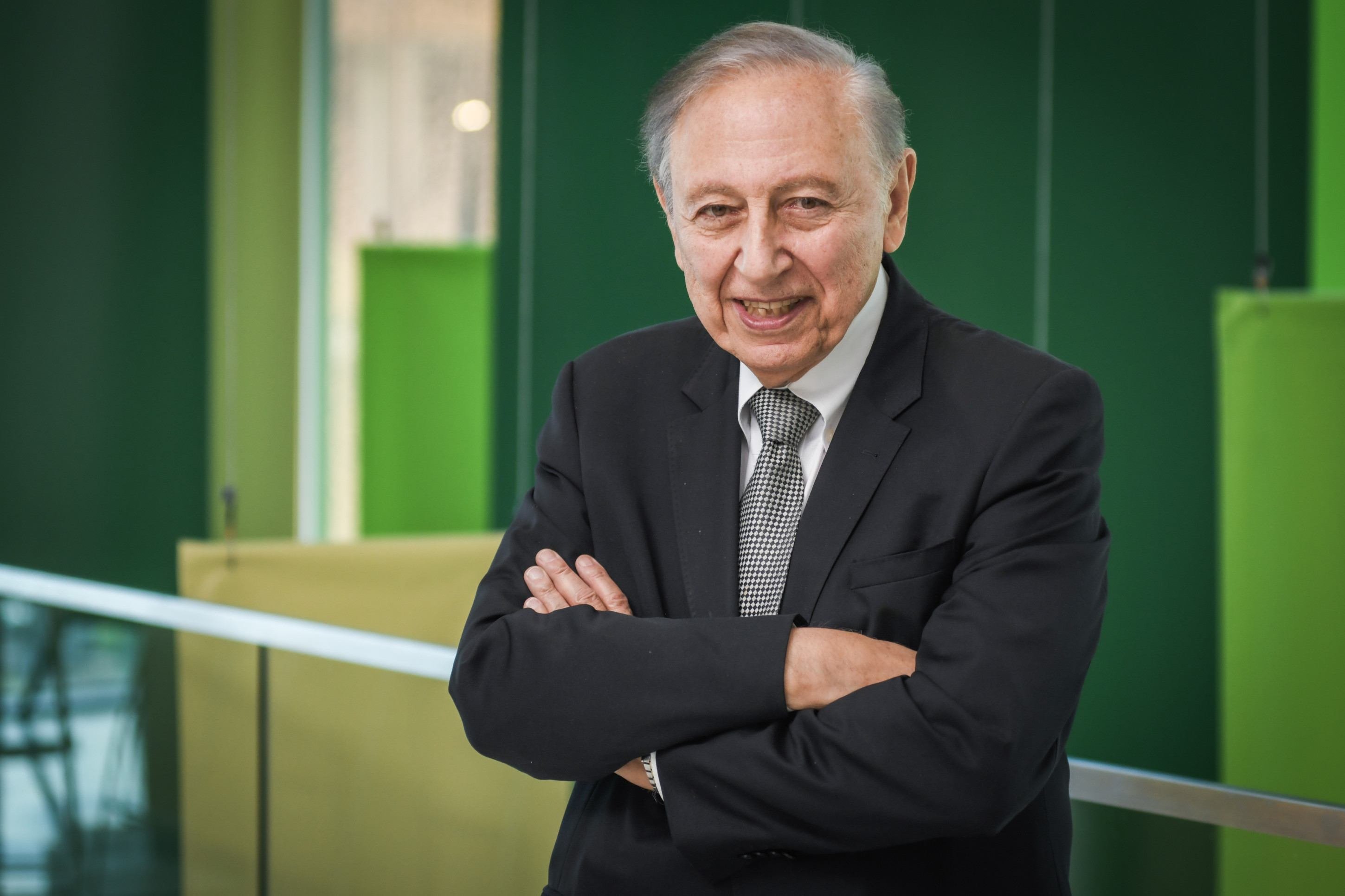 Robert C. Gallo, infectologista que codescobriu e isolou o HIV, v&iacute;rus causador da Aids, na d&eacute;cada de 1980. Cofundador e chefe do Comit&ecirc; de Lideran&ccedil;a Cient&iacute;fica da Rede de V&iacute;rus Gobais. Diretor do Instituto de Virologia Translacional e Inova&ccedil;&atilde;o da Universidade do Sul da Fl&oacute;rida     