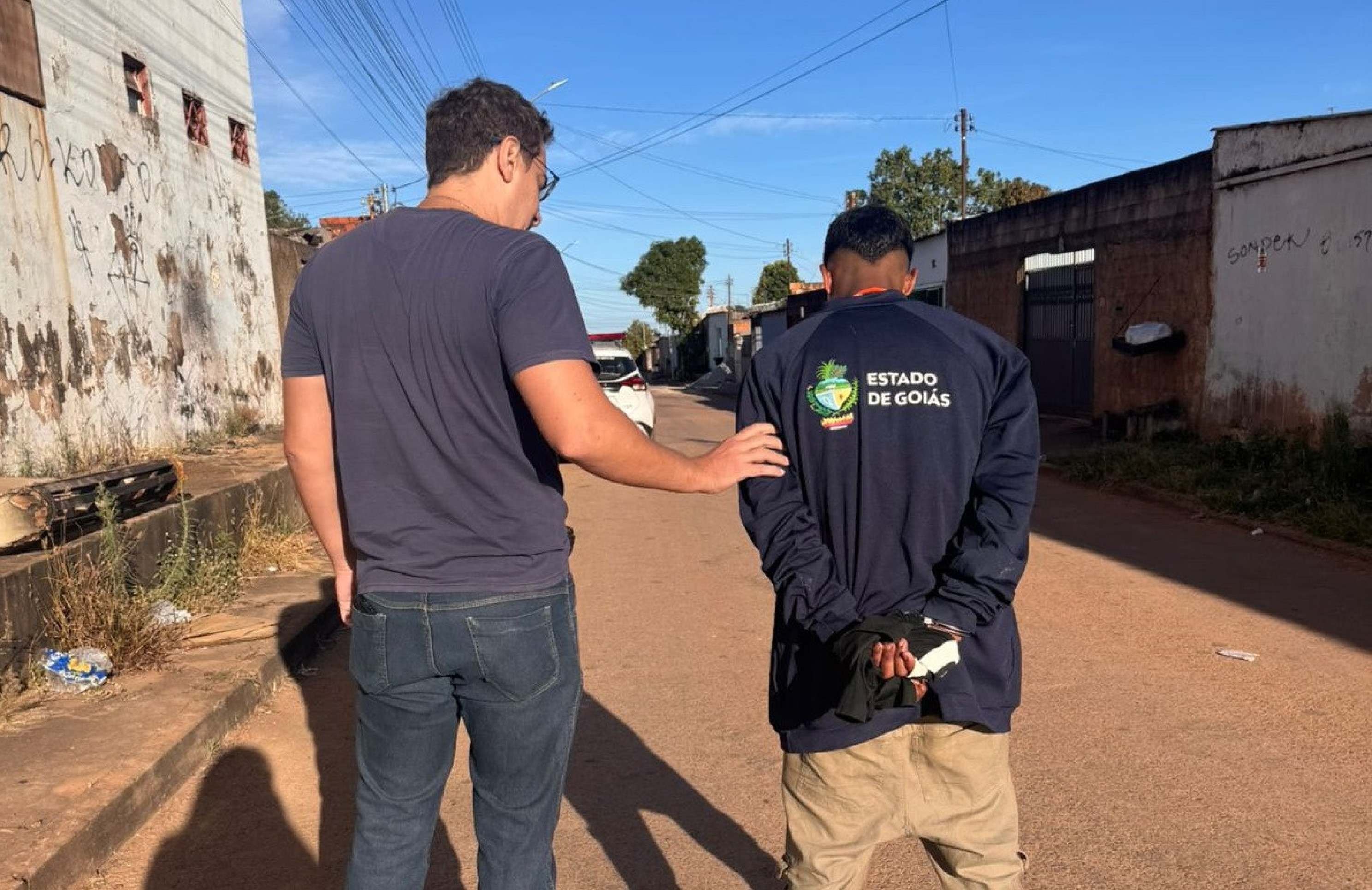 Homem mata ex, esfaqueia namorado dela e foge com filho em Goiás