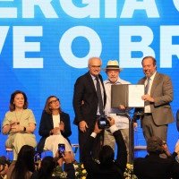 Ricardo Botelho (CEO do Grupo Energisa), Lula e o Ministro Alexandre Silveira (Minas e Energia) em cerimônia de assinatura de renovação de contratos de concessão para distribuição de energia  -  (crédito:  Pedro Neto)