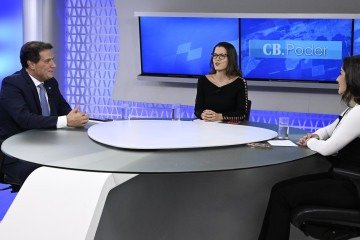 O presidente da CEB, Elie Chidiac, em entrevista ao CB.Poder. Na bancada, as jornalistas Mariana Niederauer (C) e Mila Ferreira -  (crédito:  Carlos Vieira CB/DA Press.)