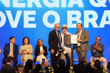 Ricardo Botelho (CEO do Grupo Energisa), Lula e o Ministro Alexandre Silveira (Minas e Energia) em cerimônia de assinatura de renovação de contratos de concessão para distribuição de energia  -  (crédito:  Pedro Neto)