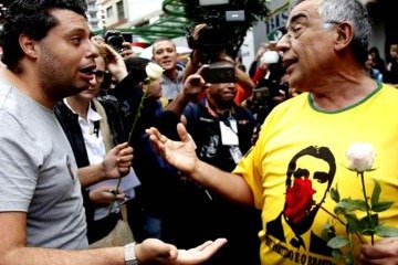 Petista e bolsonarista se estranham na campanha de 2022. Pesquisa detectou que tensão política continua tão alta quanto quatro anos atrás -  (crédito: Miguel Schincariol/AFP)