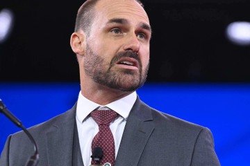 Eduardo Bolsonaro, retratado em evento p&uacute;blico, teve seu mandato cassado por faltas e &eacute; r&eacute;u em processo no STF -  (crédito: SAUL LOEB / AFP)