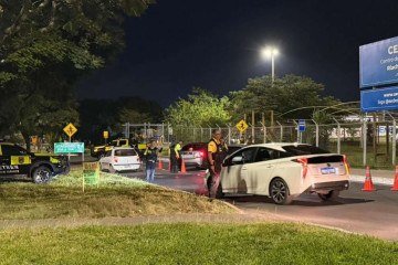 Ações do Departamento de Trânsito do Distrito Federal com a Polícia Militar entre sexta (8) e domingo (10) registraram 92 condutores alcoolizados e 433 infrações de trânsito

 -  (crédito: Foto: Divulgação/Agência Brasília)