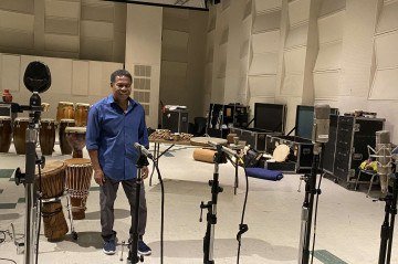 Recentemente, a trajetória de sucesso do artista virou tema do documentário 'The Groove Under the Groove: Os Sons de Paulinho da Costa' - (crédito: Divulgação) Recentemente, a trajetória de sucesso do artista virou tema do documentário 'The Groove Under the Groove: Os Sons de Paulinho da Costa' - (crédito: Divulgação)