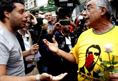 Petista e bolsonarista se estranham na campanha de 2022. Pesquisa detectou que tensão política continua tão alta quanto quatro anos atrás -  (crédito: Miguel Schincariol/AFP) -Petista e bolsonarista se estranham na campanha de 2022. Pesquisa detectou que tensão política continua tão alta quanto quatro anos atrás -  (crédito: Miguel Schincariol/AFP)