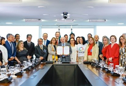 De autoria do líder do PT na Câmara, deputado federal Pedro Uczai (PT-SC), o projeto de lembrança às vítimas da pandemia provocada pelo coronavírus institui a data do 12 de março como dia de memória às vítimas da covid-19 -  (crédito: Wallison Breno/PR) -De autoria do líder do PT na Câmara, deputado federal Pedro Uczai (PT-SC), o projeto de lembrança às vítimas da pandemia provocada pelo coronavírus institui a data do 12 de março como dia de memória às vítimas da covid-19 -  (crédito: Wallison Breno/PR)