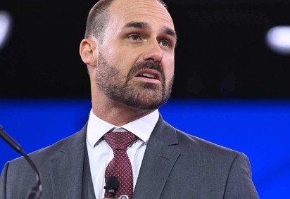 Eduardo Bolsonaro, retratado em evento p&uacute;blico, teve seu mandato cassado por faltas e &eacute; r&eacute;u em processo no STF -  (crédito: SAUL LOEB / AFP)