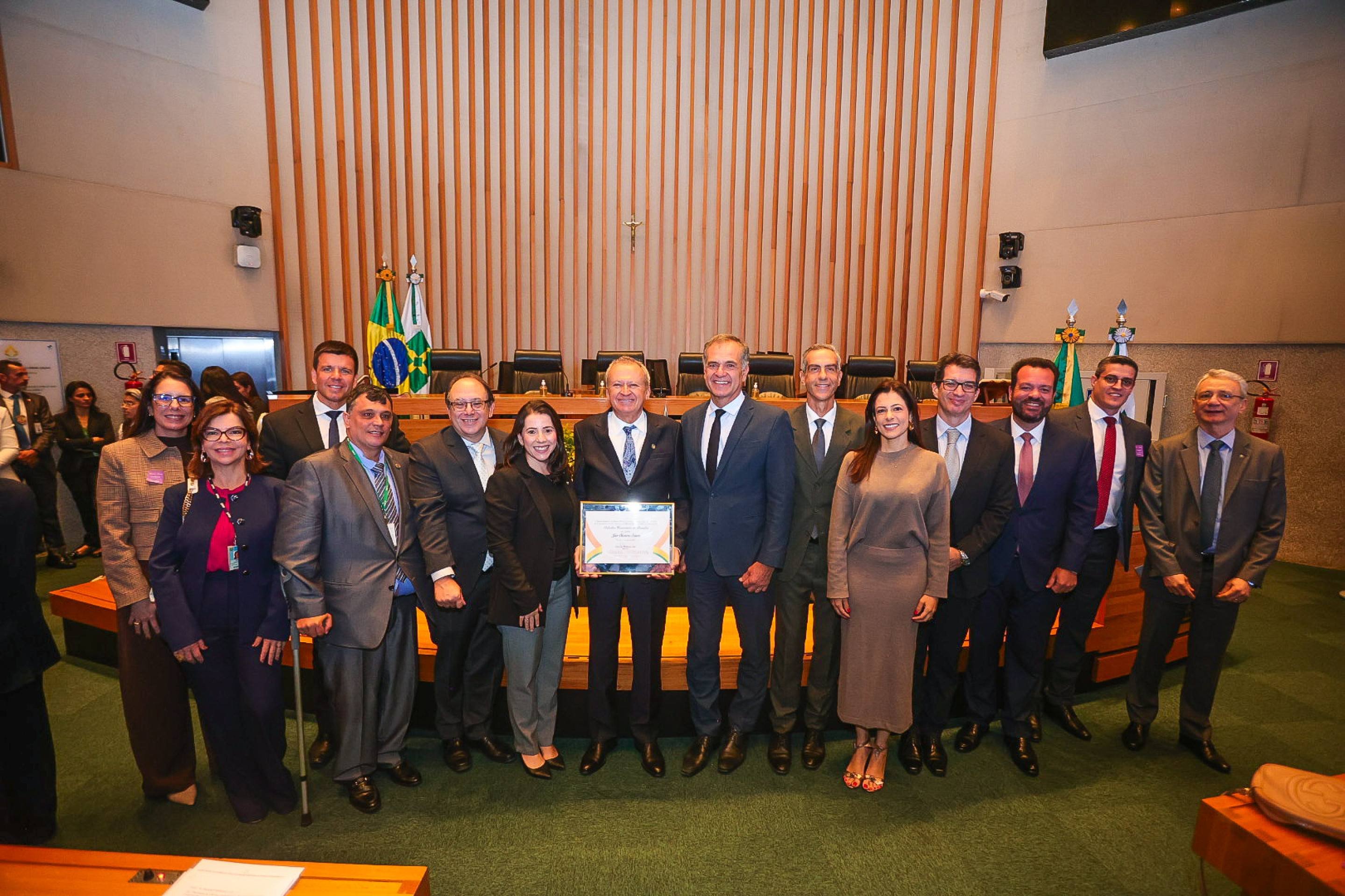 Magistrados e servidores do TJDFT na cerim&ocirc;nia de entrega do t&iacute;tulo de Cidad&atilde;o Honor&aacute;rio de Bras&iacute;lia ao desembargador Jair Soares