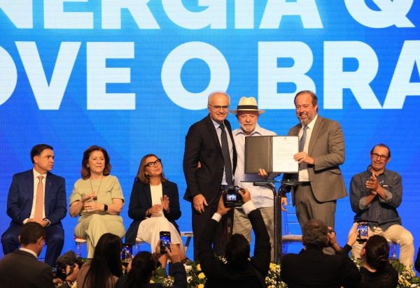 Ricardo Botelho (CEO do Grupo Energisa), Lula e o Ministro Alexandre Silveira (Minas e Energia) em cerimônia de assinatura de renovação de contratos de concessão para distribuição de energia  -  (crédito:  Pedro Neto)