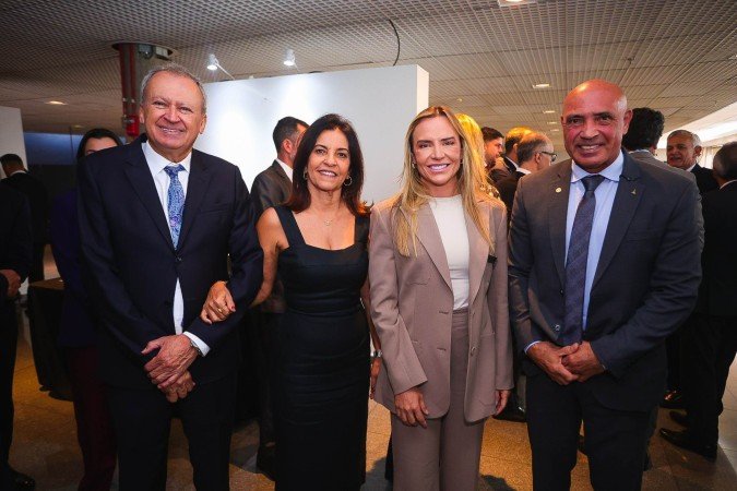 O desembargador Jair Soares e a esposa, Vitória Soares; a governadora Celina Leão e o presidente da Câmara Legislativa, Wellington Luiz