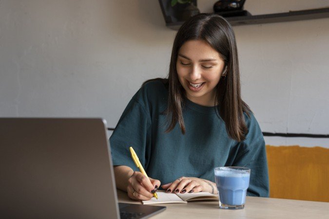 Áreas administrativa, educação, direito, informática e contabilidade concentram o maior número de oportunidades disponibilizadas nesta semana
 -  (crédito: Reprodução / Freepik)