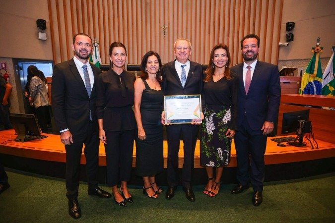 O desembargador Jair Soares cercado pela família: o genro Amaury Marenzi; a filha Marcela Soares; a esposa, Vitória Soares; a filha Flávia Soares; e o genro Rodrigo Rocha
