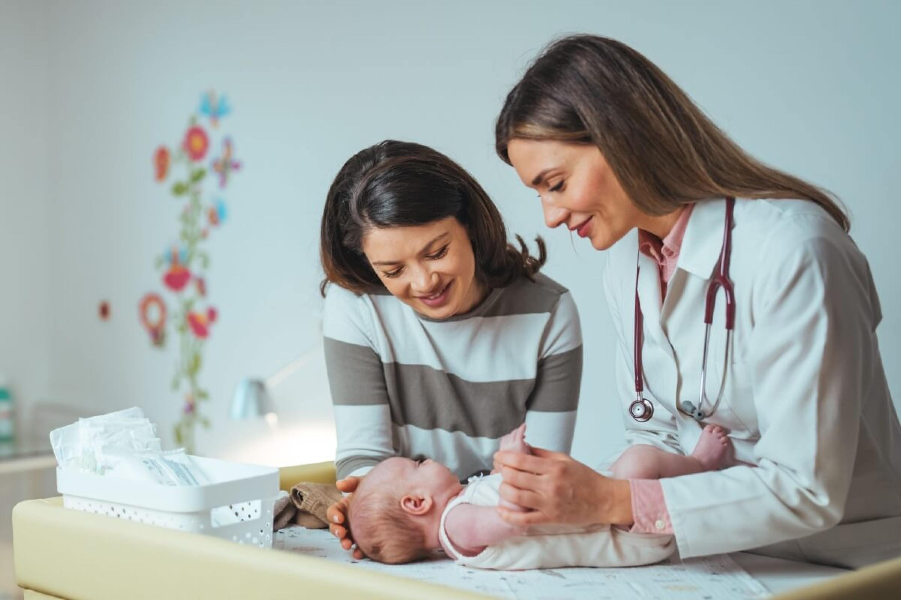 Assimetria na cabeça do bebê: entenda quando é comum e quando se preocupar