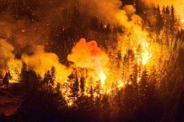 Um incêndio florestal é visto consumindo o Monte Pirque, em El Hoyo, na região da Patagônia, província de Chubut, Argentina, em 7 de janeiro de 2026 -  (crédito: Martin LEVICOY / AFP)