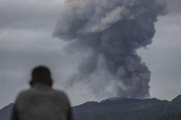 Equipes de resgate recuperaram o corpo de um dos trilheiros no sábado -  (crédito: EPA)