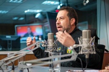 "N&atilde;o &eacute; segredo para ningu&eacute;m que um trabalhador mais cansado vai render menos no trabalho", disse Boulos durante o "Bom Dia, Ministro" desta ter&ccedil;a-feira (12/5) -  (crédito: Diego Campos/Secom-PR)