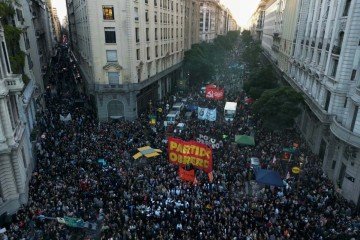Estudantes e funcionários de universidades marcham em direção à Plaza de Mayo, em ato contra as políticas de Javier Milei - (crédito: Luis Robayo/AFP) Estudantes e funcionários de universidades marcham em direção à Plaza de Mayo, em ato contra as políticas de Javier Milei - (crédito: Luis Robayo/AFP)