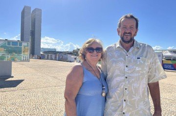 Solange e Walfredo vieram passar 10 dias em Brasília e se surpreenderam com a praça em obra - (crédito: Vitória Torres/CB) Solange e Walfredo vieram passar 10 dias em Brasília e se surpreenderam com a praça em obra - (crédito: Vitória Torres/CB)