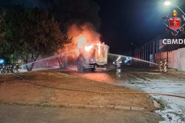 CBMDF combate incêndio em caminhões de carga no SAAN -  (crédito: CBMDF/Divulgação)