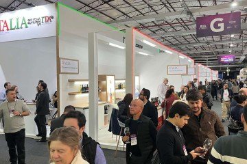 Estande da Itália na Wine South America, em Bento Gonçalves: mais de 32 expositores do maior produtor mundial de vinhos - (crédito: Karine Pagotte) Estande da Itália na Wine South America, em Bento Gonçalves: mais de 32 expositores do maior produtor mundial de vinhos - (crédito: Karine Pagotte)
