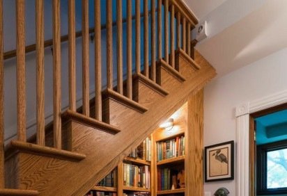 O vão da escada pode ser utilizado para armazenar livros ou outros itens -  (crédito: Reprodução/ Pinterest (@jorlandaperko)) -O vão da escada pode ser utilizado para armazenar livros ou outros itens -  (crédito: Reprodução/ Pinterest (@jorlandaperko))
