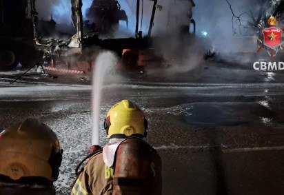 CBMDF combate inc&ecirc;ndio em caminh&otilde;es de carga no SAAN