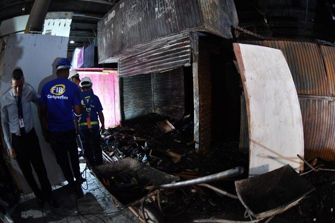  12/05/2026. Ed Alves/CB/D.A Press. Cidades. Estragos causados pelo incendio na Feira dos Importados. 