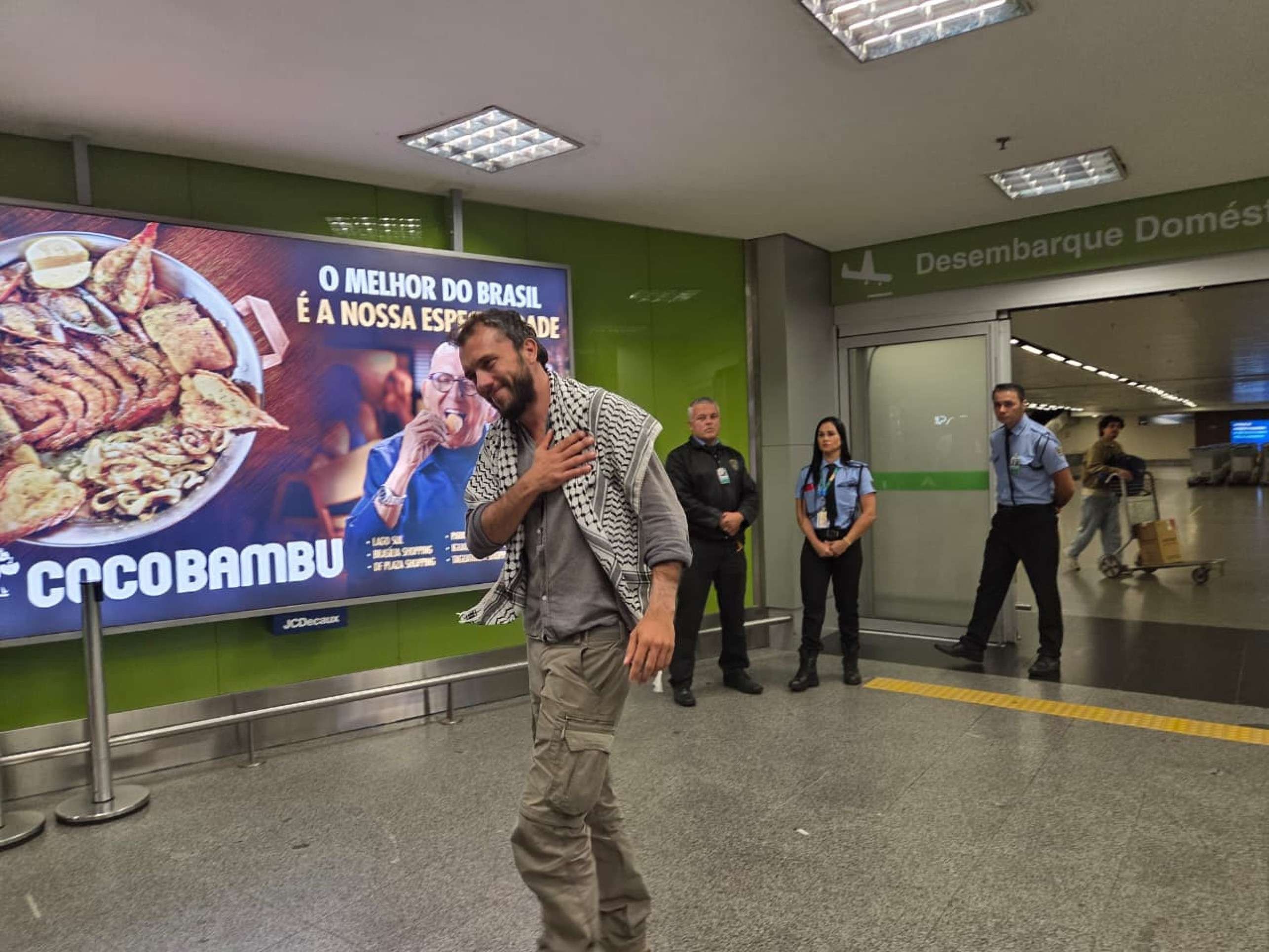 O voo pousou por volta das 23h50 no Aeroporto Internacional de Bras&iacute;lia