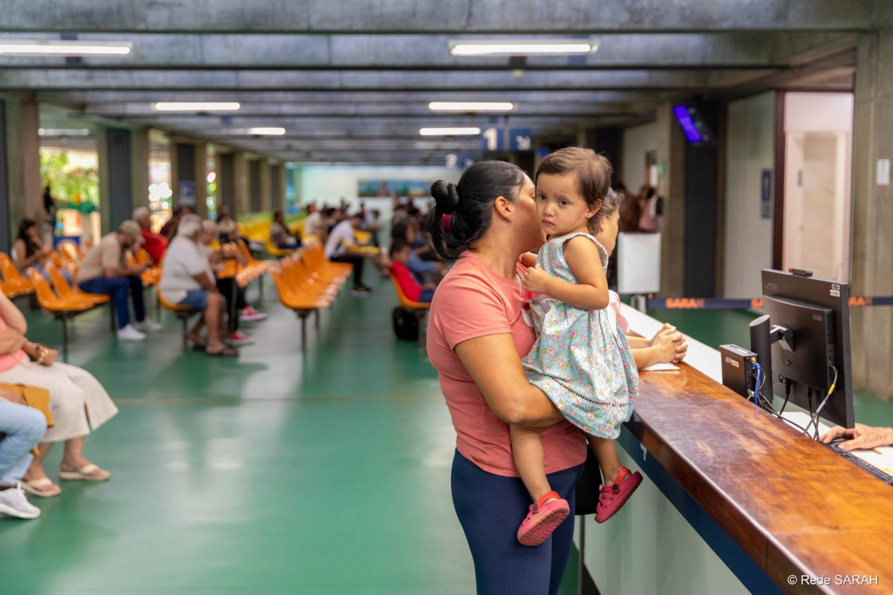Nath&aacute;lia Dutra acompanha a filha Emilly Gomes, de 2 anos, que est&aacute; no tratamento para corrigir o genu varo