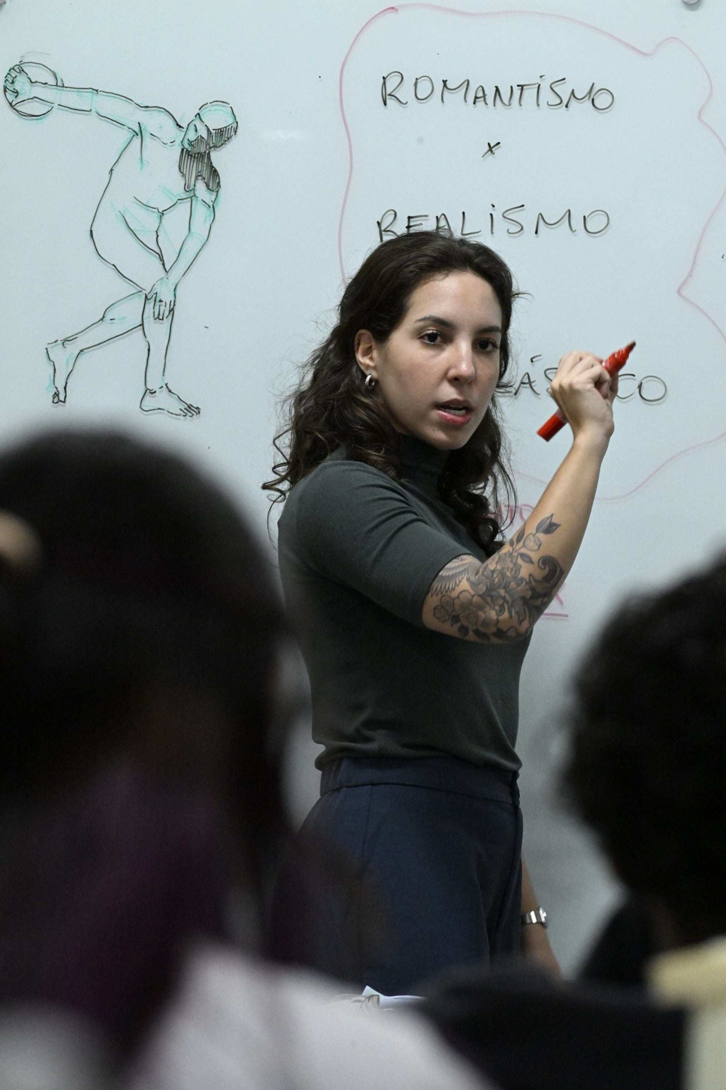  Trabalho e Forma&ccedil;&atilde;o. Nossos Mestres. Na Foto Camilla Dantas, professora de artes faz desenhos no quadro sempre antes de come&ccedil;ar a aula. Virou uma forma de integrar mais os estudantes e os v&iacute;deos que ela compartilhou viralizaram nas redes sociais.