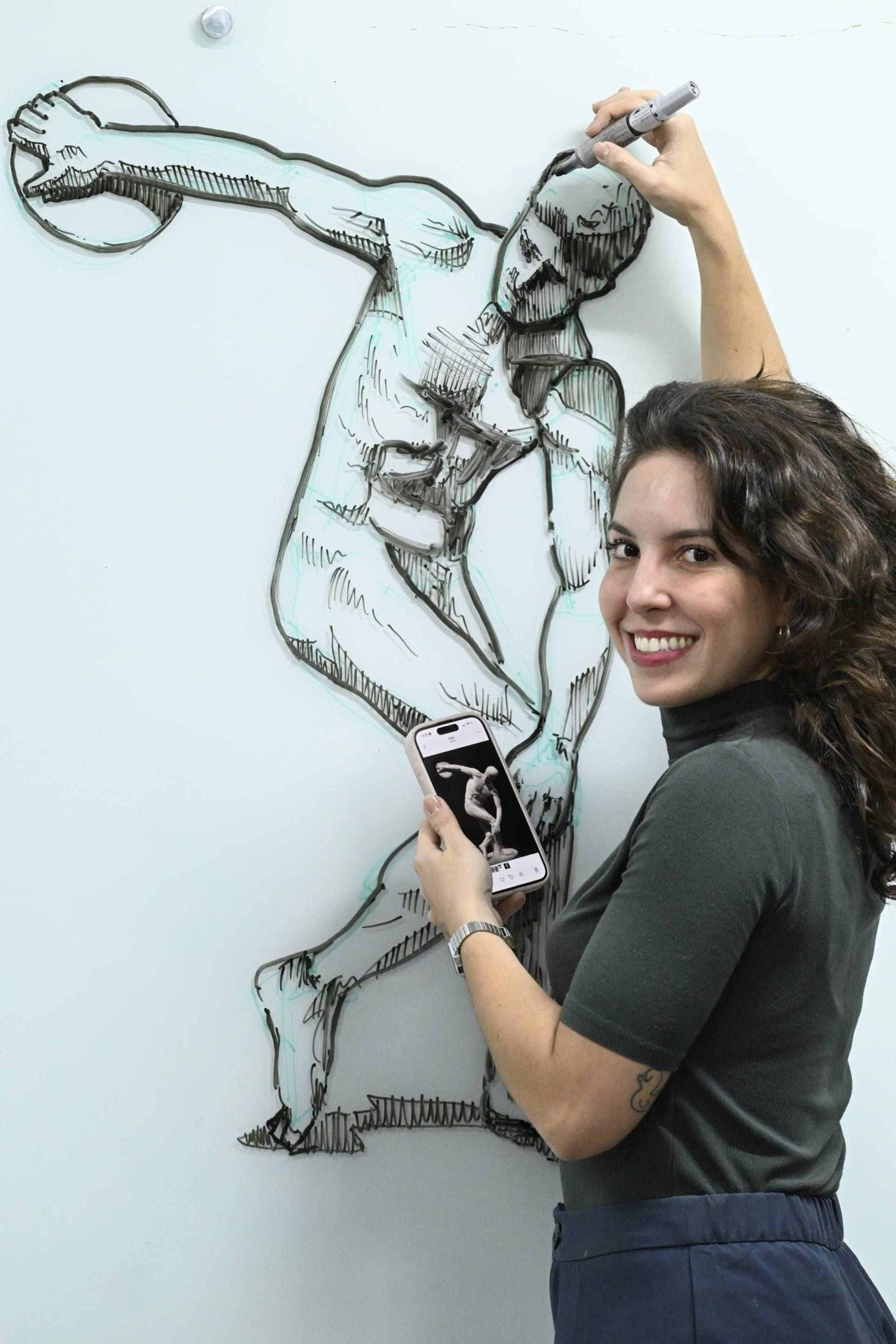  Trabalho e Forma&ccedil;&atilde;o. Nossos Mestres. Na Foto Camilla Dantas, professora de artes faz desenhos no quadro sempre antes de come&ccedil;ar a aula. Virou uma forma de integrar mais os estudantes e os v&iacute;deos que ela compartilhou viralizaram nas redes sociais.