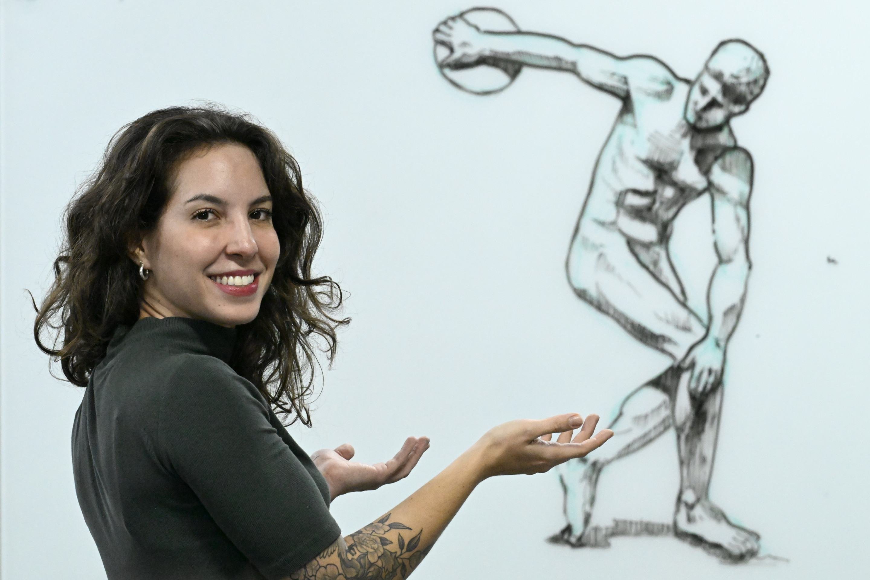  Trabalho e Forma&ccedil;&atilde;o. Nossos Mestres. Na Foto Camilla Dantas, professora de artes faz desenhos no quadro sempre antes de come&ccedil;ar a aula. Virou uma forma de integrar mais os estudantes e os v&iacute;deos que ela compartilhou viralizaram nas redes sociais.