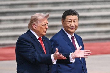  Donald Trump é recebido por Xi Jinping na entrada do Grande Salão do Povo, na Praça da Paz Celestial -  (crédito: Brendan SMIALOWSKI/AFP)