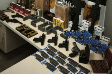 Durante as buscas, policiais localizaram grande quantidade de armas de fogo e munições, que serão submetidas à perícia - (crédito: Divulgação PCDF) Durante as buscas, policiais localizaram grande quantidade de armas de fogo e munições, que serão submetidas à perícia - (crédito: Divulgação PCDF)