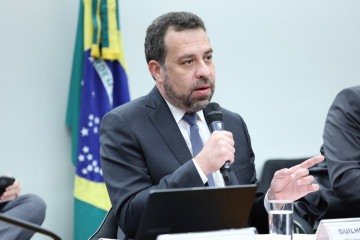 'O projeto que acaba com a 6x1 e garante dois dias de descanso é o projeto da família brasileira', disse Boulos ao chegar à Comissão -  (crédito: Kayo Magalhães/Câmara dos Deputados)